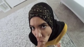 Arab girl Naudi Nala gets 1000 bucks for a BJ