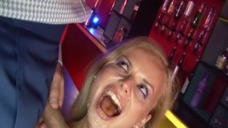 Table Dance MILF Dora im Nachtclub ohne Kondom von Kund