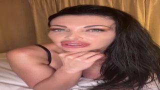 Buxom lesbian Savanha Snow is licking and finger fucking partner&#39;&#39; s pussy